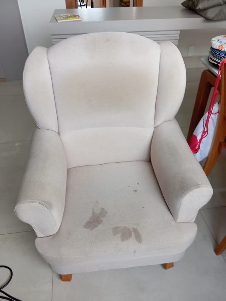 Colchão com manchas espalhadas na superfície, mostrando acúmulo de sujeira e desgaste