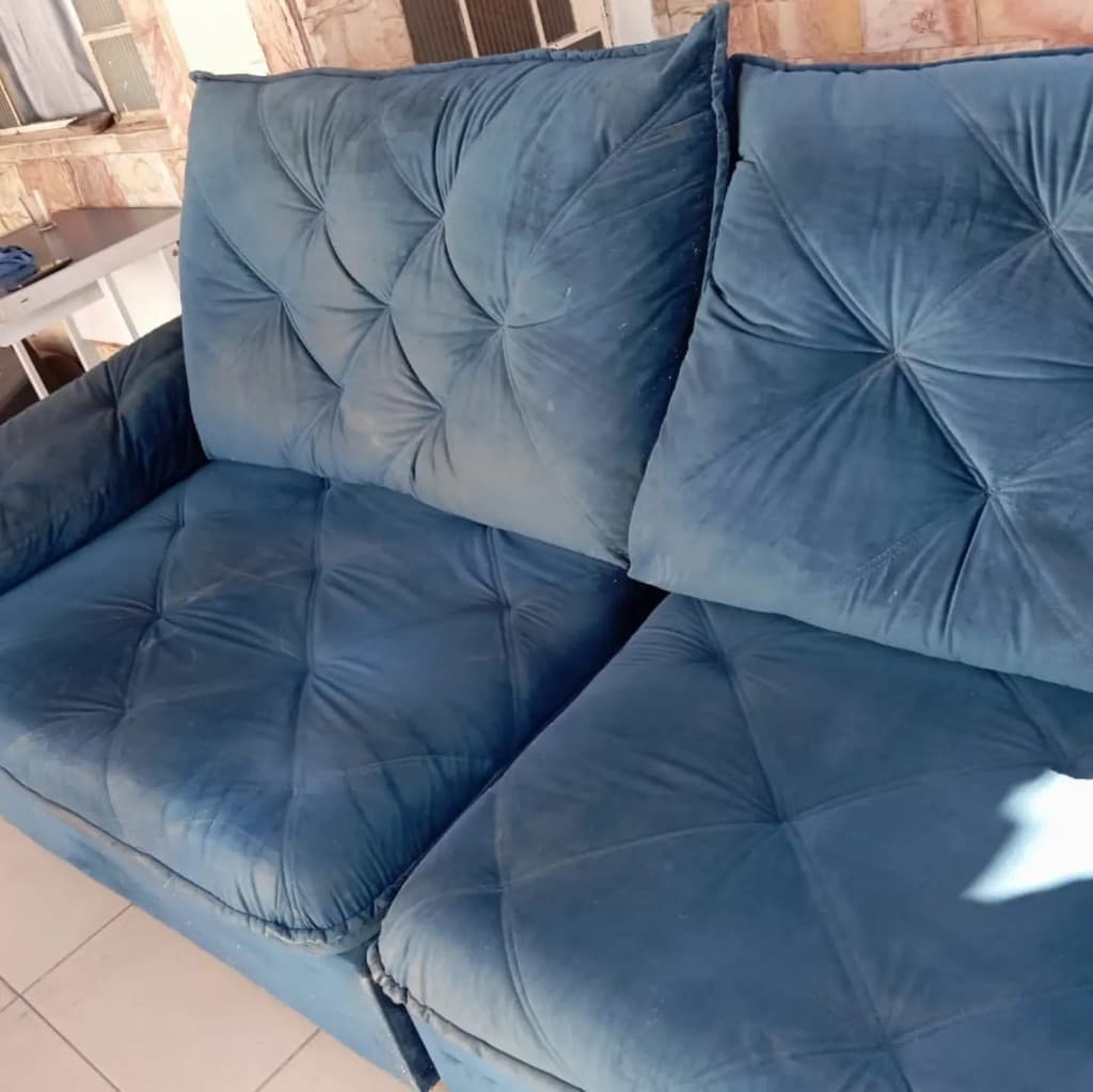 Poltrona com manchas no encosto e no assento, tecido claro evidenciando a sujeira