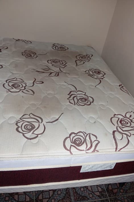 Sofá azul com acúmulo de poeira e aspecto desgastado, sem brilho